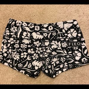 Fleo retro flower low rise contour shorts size S
